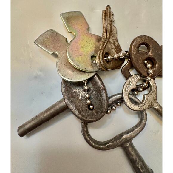 Vintage Antique Metal Skeleton Keys & Assorted Keys Set of 9 - Picture 3 of 6
